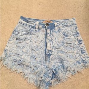 Distressed shorts in light blue